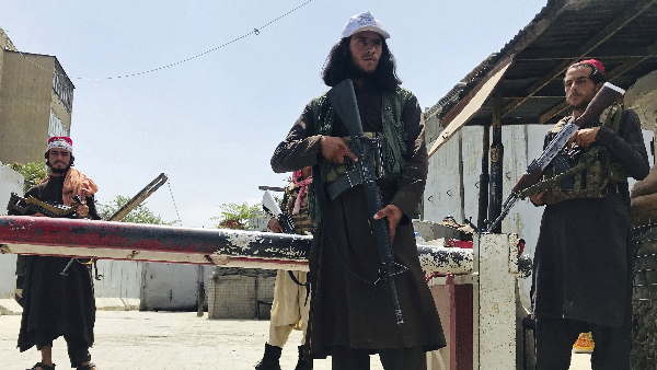 आईईडी बम खोजकर बचाई लोगों की जान