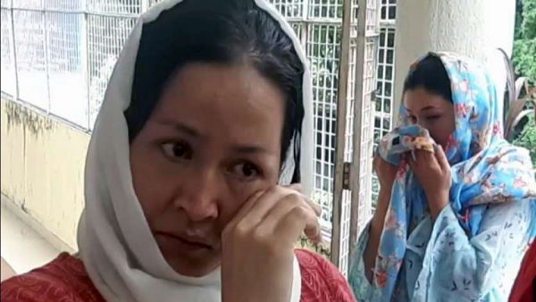 घरवालों को संकट में देख चिंतित अफगानी छात्र घरवालों को संकट में देख चिंतित अफगानी छात्र