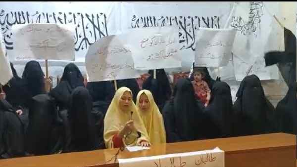 लड़कियों से लगवाए जा रहे 'सलाम तालिबान' के नारे