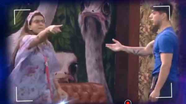 गुस्से में अक्षरा सिंह घरवालों को सुना रही है खरी-खोटी