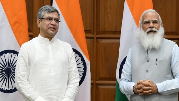 रेल मंत्री ने यात्रियों को बताया पीएम मोदी का विजन 