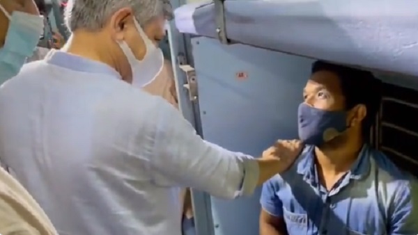 अश्विनी वैष्णव ने यात्री के थपथपाएं कंधे