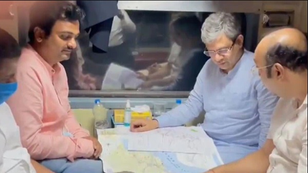 मानचित्र दिखा रेल मंत्री ने की चर्चा