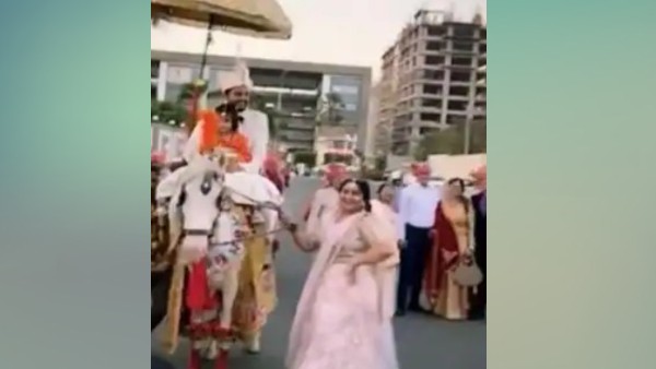 घोड़ी पर देवर, बारात में डांस करतीं भाभी