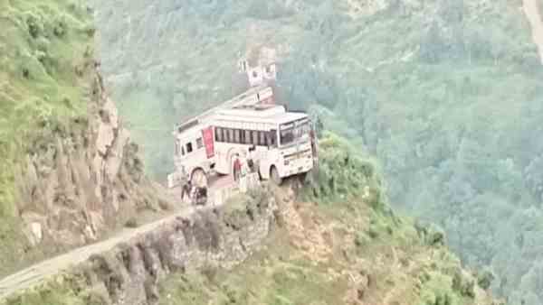 Himachal Pradesh: Alertness of the driver, averted a major accident in Chamba Himachal Pradesh: Alertness of the driver, averted a major accident in Chamba