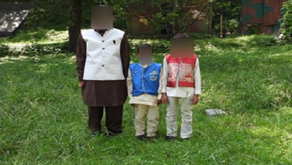 खिलौने और खाने-पीने के सामान के साथ भेजा बच्चों को