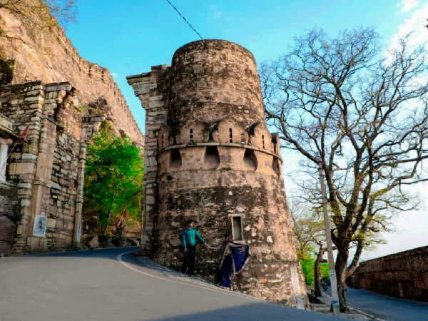 शत्रु से बचने के लिए लगाए थे नुकीले पत्थर