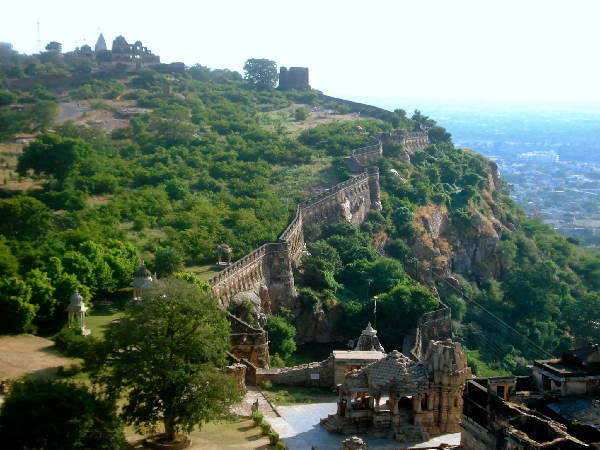 700 एकड़ में फैला, 500 फीट ऊंचाई वाला किला