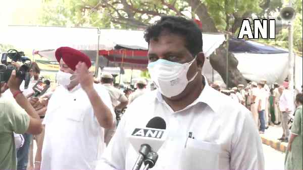 कांग्रेस ने सांसद ने कहा-राजीव गांधी का नाम हटाना दुर्भाग्यपूर्ण