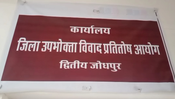 सूटकेस की कीमत 2790 रुपए सूटकेस की कीमत 2790 रुपए