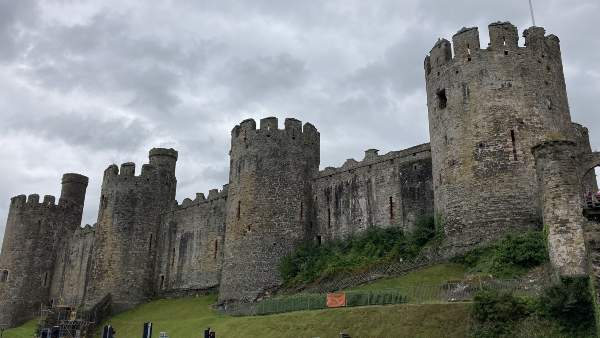 कान में बोली लड़की