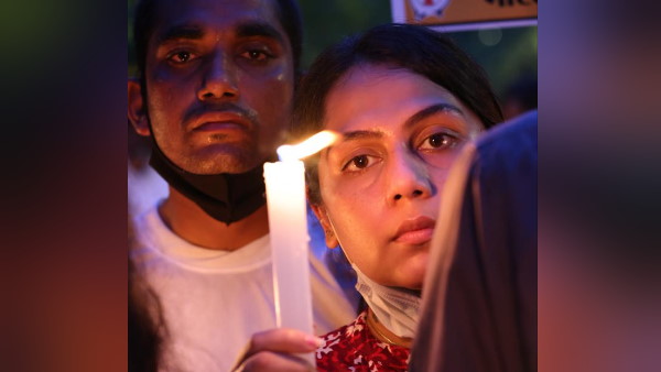 'उन्होंने मुझसे कागजों पर साइन करने के लिए कहा'