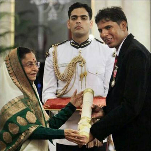 2004 में पहला पैरालंपिक गोल्ड मेडल व रिकॉर्ड 2004 में पहला पैरालंपिक गोल्ड मेडल व रिकॉर्ड