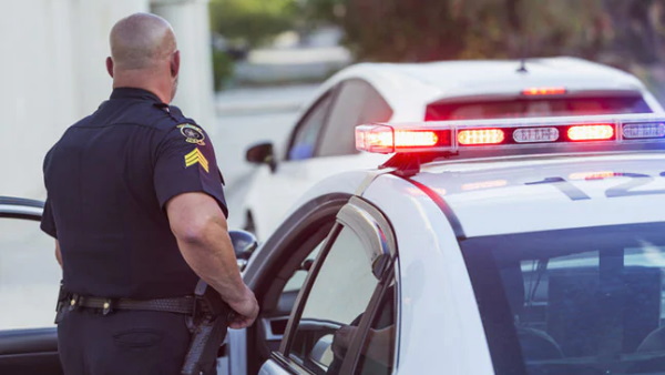 कुत्ते का बिना पट्टा घुमा रही महिला हुई गिरफ्तार कुत्ते का बिना पट्टा घुमा रही महिला हुई गिरफ्तार