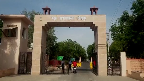 चैफ तकनीक - बाल से पतले करोड़ों फाइबर पार्टिकल की ओर मुड़ जाती है मिसाइल