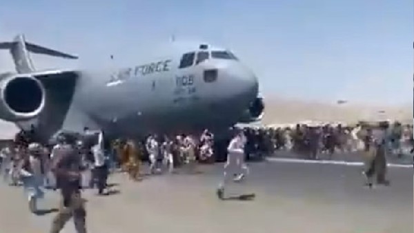 जान बचाने के लिए विमान पर लटके लोग 