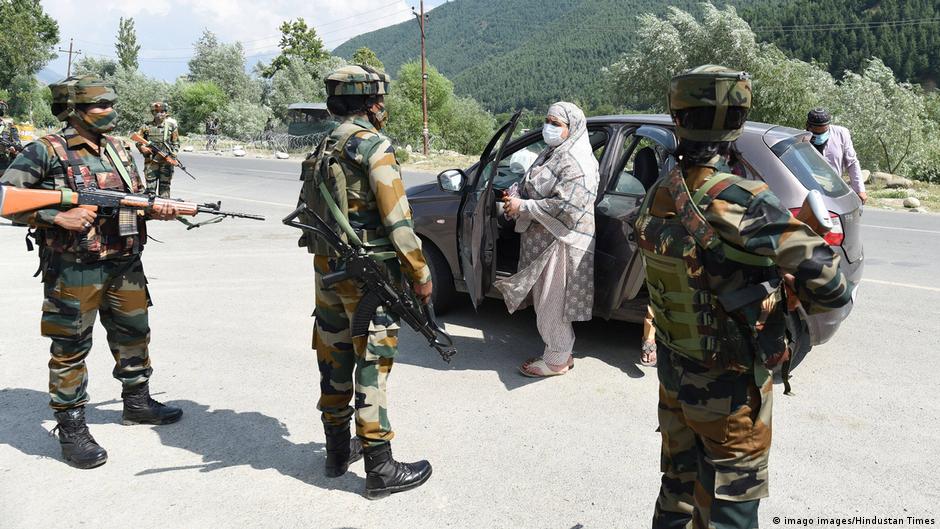 गांदेरबल में असम राइफल की महिला कर्मी आने जाने वालों की चेकिंग करते हुए