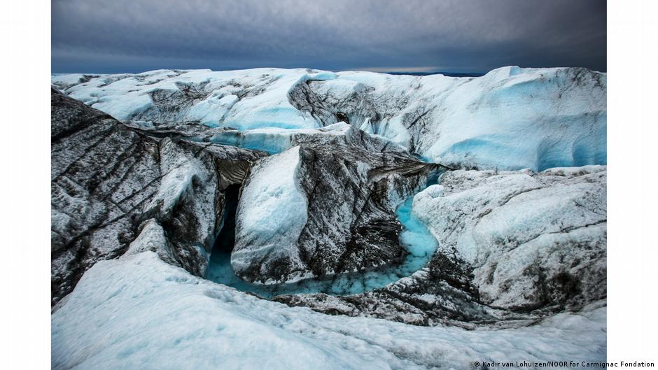 ग्रीनलैंड की इस तस्वीर में बर्फ के पिघलने से निकला हुआ पानी साफ नजर आ रहा है