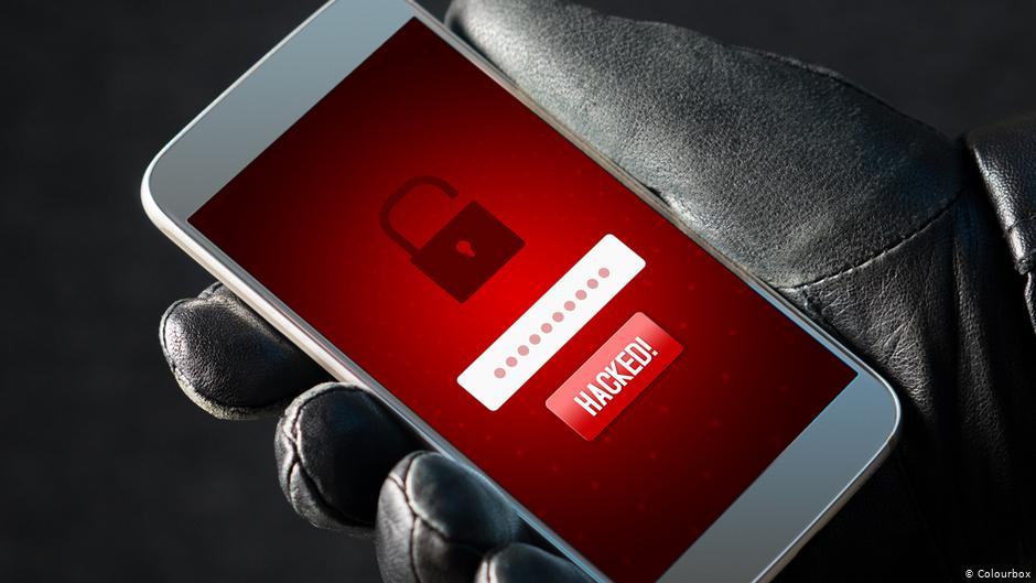 हैकर कंपनियों के डेटाबेस को हैक कर उसे हासिल कर लेते हैं