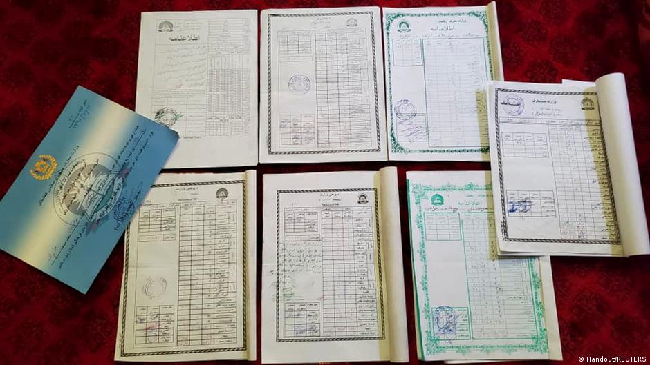 साल्गी की कड़ी मेहनत की गवाही देते सर्टिफिकेट