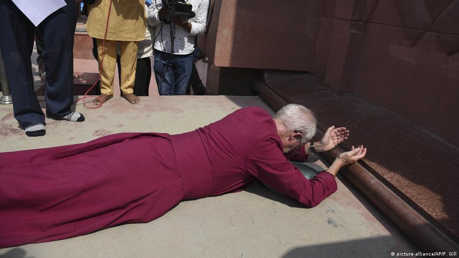 कैंटरबरी के आर्चबिशप जस्टिन वेल्बी सितंबर 2019 में जलियांवाला बाग स्मारक पर नमन करते हुए