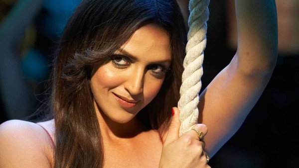 प्रोड्यूसर के तौर पर ईशा का डेब्यू प्रोड्यूसर के तौर पर ईशा का डेब्यू