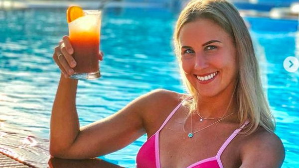 बड़े स्तनों के साथ तैराकी का प्रशिक्षण कठिन है:एला