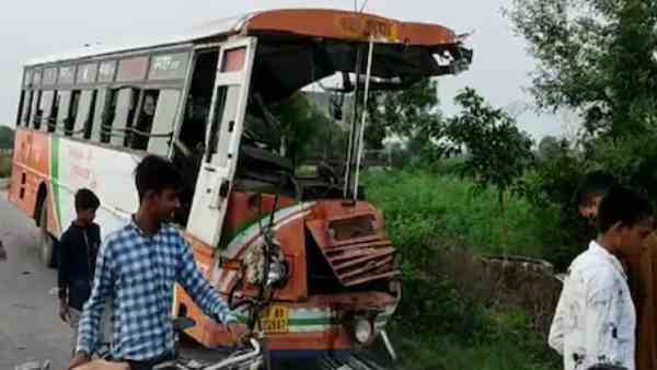 Etawah: Roadways bus collided with truck on Kanpur-Agra highway, four passengers no more in accident Etawah: Roadways bus collided with truck on Kanpur-Agra highway, four passengers no more in accident