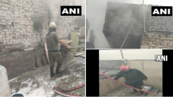 दिल्ली के पीरागढ़ी इलाके के एक गोदाम में लगी आग दिल्ली के पीरागढ़ी इलाके के एक गोदाम में लगी आग