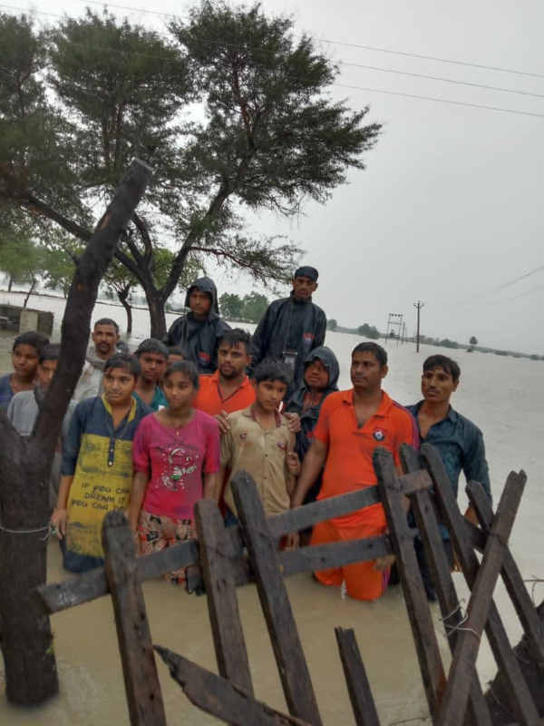  बरसाती पानी में फंसे श्रद्धालु