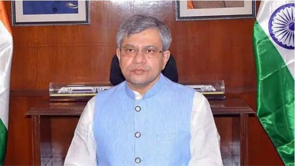 रेल मंत्री अश्वनी वैष्णव से मिले योगी
