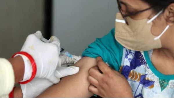 1 करोड़ वैक्सीनेशन आंकड़े में 28 लाख UP में लगाए गए टीके