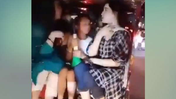 जबरन Kiss करके भागा मनचला