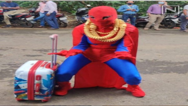 एंट्री के लिए बिग बॉस के घर के बाहर दिया धरना एंट्री के लिए बिग बॉस के घर के बाहर दिया धरना