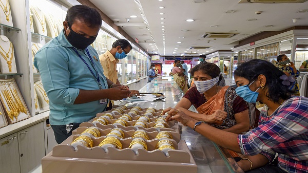  सोने की कीमत में गिरावट