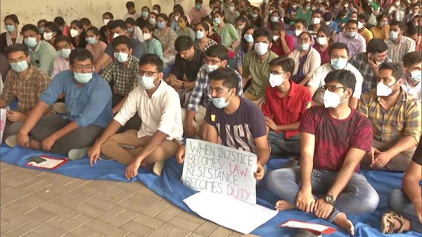 प्रदर्शनकारियों ने कहा- हमारी बिजली गुल प्रदर्शनकारियों ने कहा- हमारी बिजली गुल