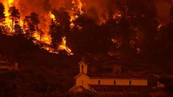 ग्रीस के जंगलों में लग चुकी है आग