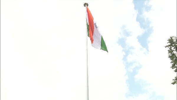 स्थानीय म​हिलाएं बड़ी संख्या में तिरंगे झंडे बना रहीं