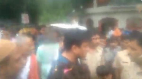 SP MLA booked for threatening Station in charge on road