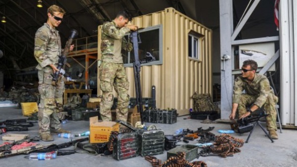 काबुल एयरपोर्ट के गेट से जल्दी हट जाएं आम नागरिक: अमेरिका काबुल एयरपोर्ट के गेट से जल्दी हट जाएं आम नागरिक: अमेरिका