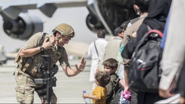 24 घंटों में अमेरिकी सैनिक ने 7,500 लोगों को निकाला 24 घंटों में अमेरिकी सैनिक ने 7,500 लोगों को निकाला