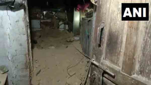Kanpur: 3 persons of a family who were injured in the roof collapse succumb to their injuries Kanpur: 3 persons of a family who were injured in the roof collapse succumb to their injuries