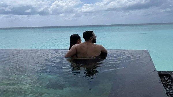 मालदीव में पति सैफ संग इस हॉट अंदाज में नजर आईं करीना 