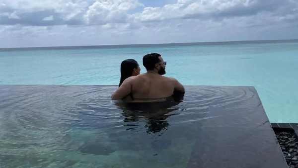 पूल से शेयर की रोमांटिक फोटो पूल से शेयर की रोमांटिक फोटो