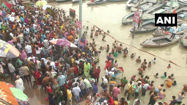 श्रद्धालुओं ने गंगा नदी में डुबकी भी लगाई