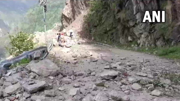 पहाड़ी से लगातार गिर रही चट्टानें