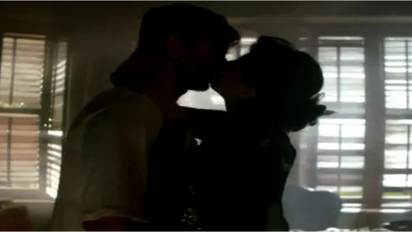 सत्यम शिवम सुंदर सोसायटी के बाहर लगा नो किसिंग जोन का बोर्ड