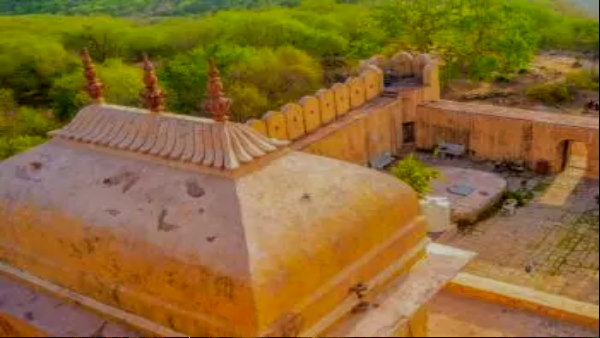 आमेर नरेश मानसिंह ने बनवाया मंदिर: