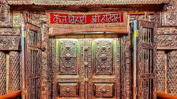 हर रात कक्ष में सजाया जाता है बिस्तर