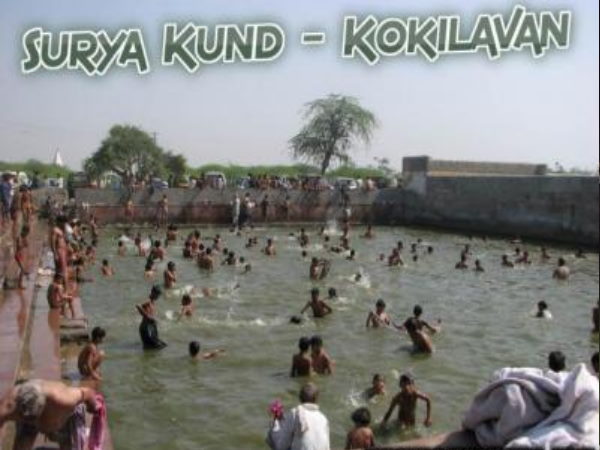 विशाल शनि प्रतिमा पर चढ़ाते हैं तेल